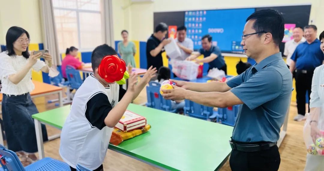 六一前夕,区委副书记陈洪远看望慰问新鹰小学启智班师生 第3张