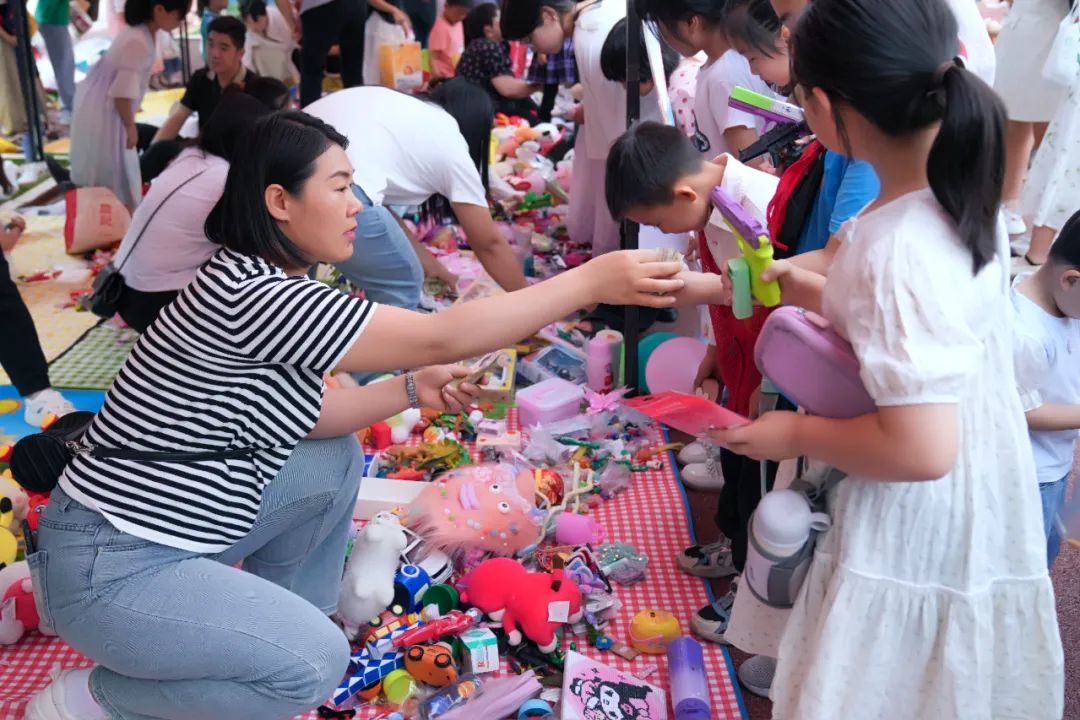 瞧,谁家的小学六一儿童节这样过!——郑州中学第四附属小学第三届爱心义卖暨社团展演活动 第39张