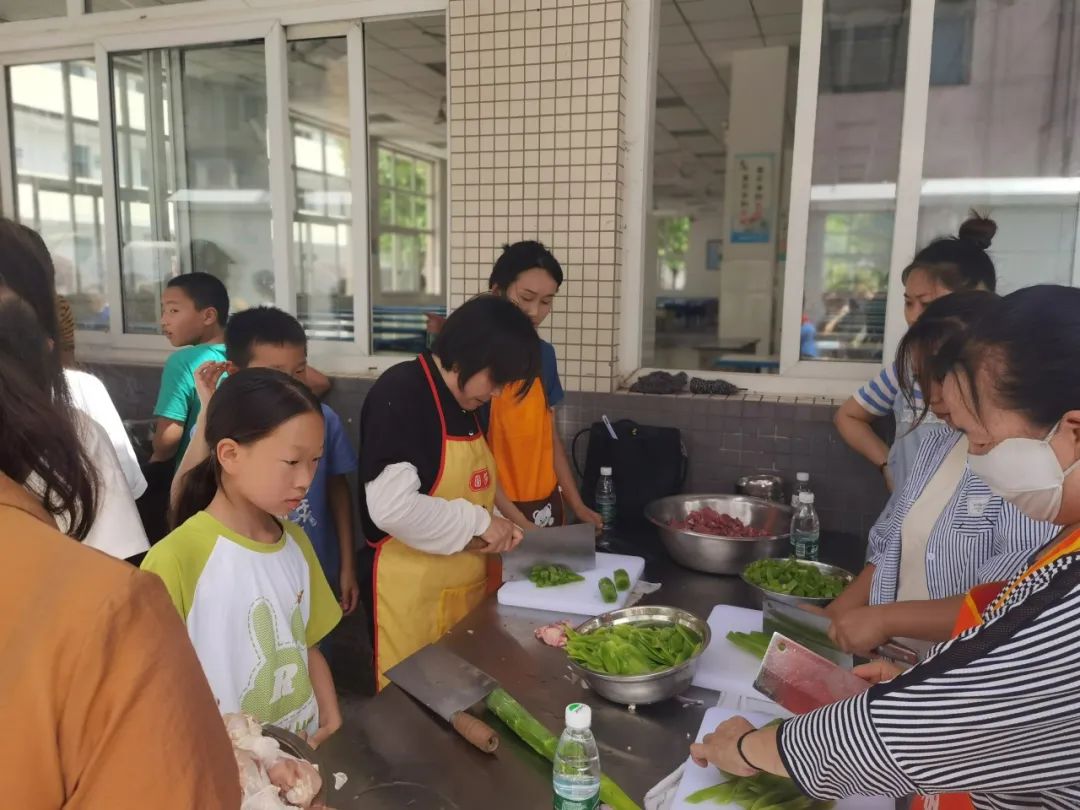 【鸣响 • 实践】崇平小学劳动实践课程“呦呦乐厨”之“烹”出精彩(五) 第29张