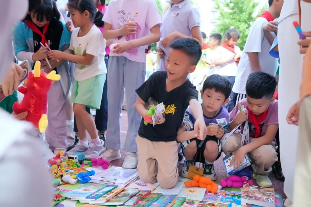 瞧,谁家的小学六一儿童节这样过!——郑州中学第四附属小学第三届爱心义卖暨社团展演活动 第40张