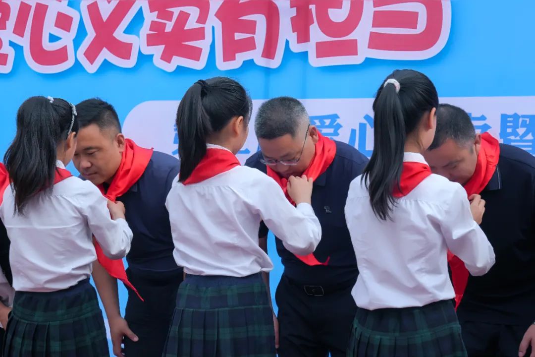 瞧,谁家的小学六一儿童节这样过!——郑州中学第四附属小学第三届爱心义卖暨社团展演活动 第6张