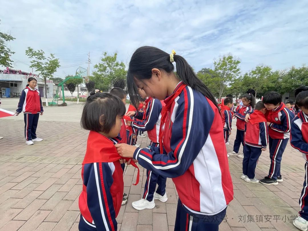 心向红领巾,欢乐童年梦——刘集镇安平小学新队员入队仪式暨“六一”班级联欢会活动 第4张