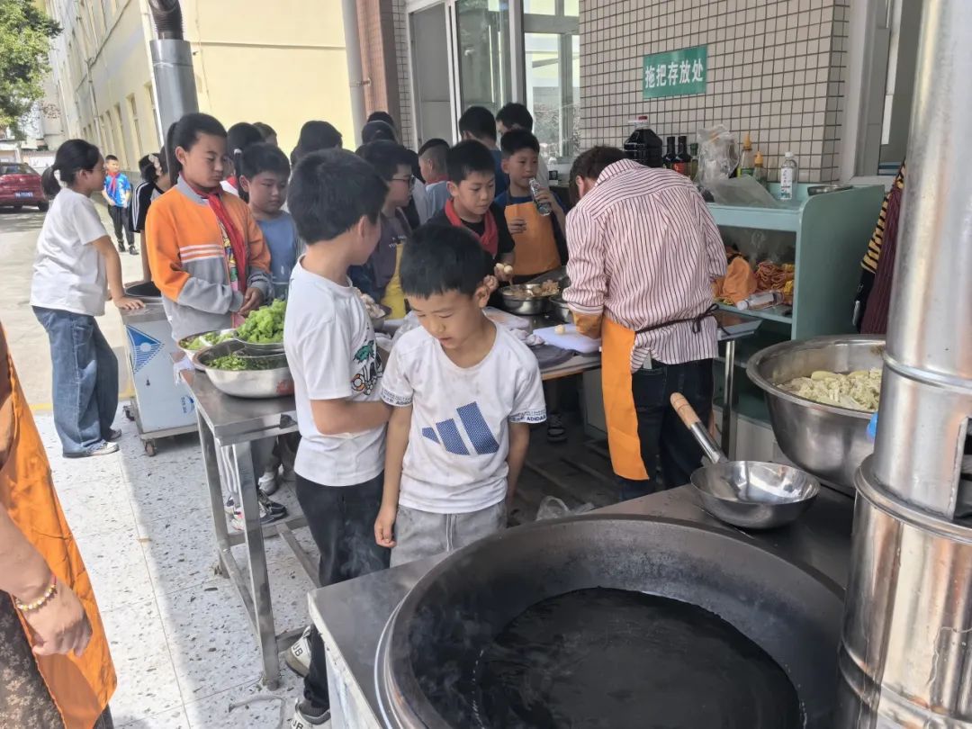 【鸣响 • 实践】崇平小学劳动实践课程“呦呦乐厨”之“烹”出精彩(五) 第12张