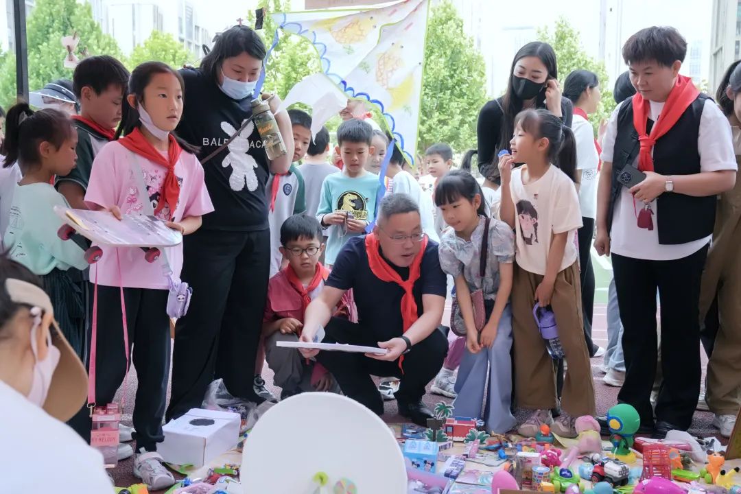 瞧,谁家的小学六一儿童节这样过!——郑州中学第四附属小学第三届爱心义卖暨社团展演活动 第34张