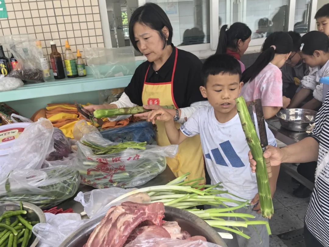 【鸣响 • 实践】崇平小学劳动实践课程“呦呦乐厨”之“烹”出精彩(五) 第7张