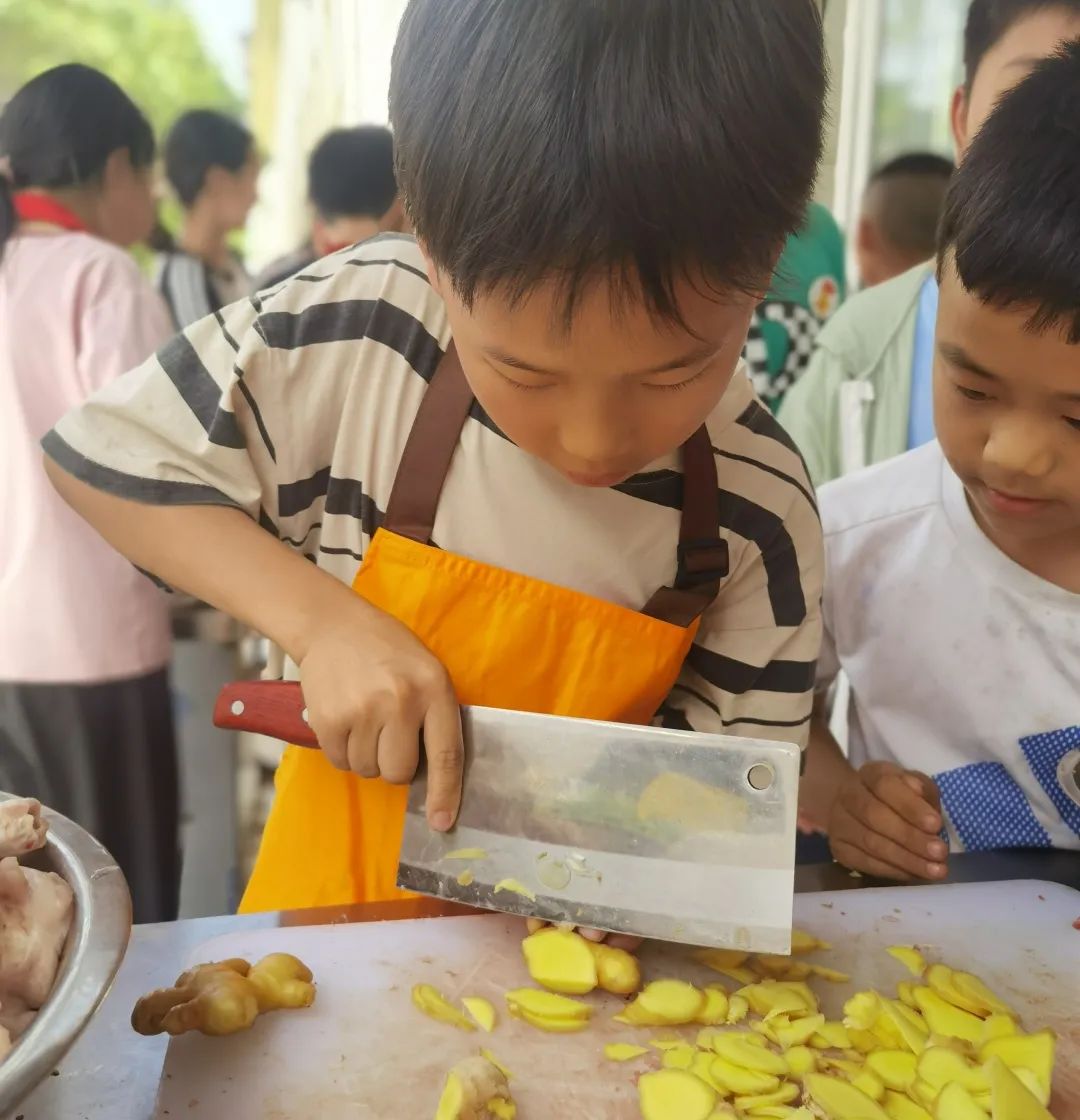 【鸣响 • 实践】崇平小学劳动实践课程“呦呦乐厨”之“烹”出精彩(五) 第22张