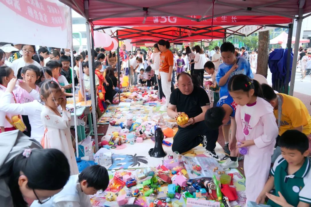 瞧,谁家的小学六一儿童节这样过!——郑州中学第四附属小学第三届爱心义卖暨社团展演活动 第42张