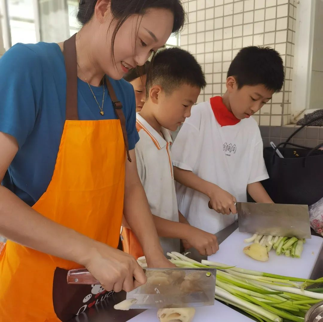 【鸣响 • 实践】崇平小学劳动实践课程“呦呦乐厨”之“烹”出精彩(五) 第56张