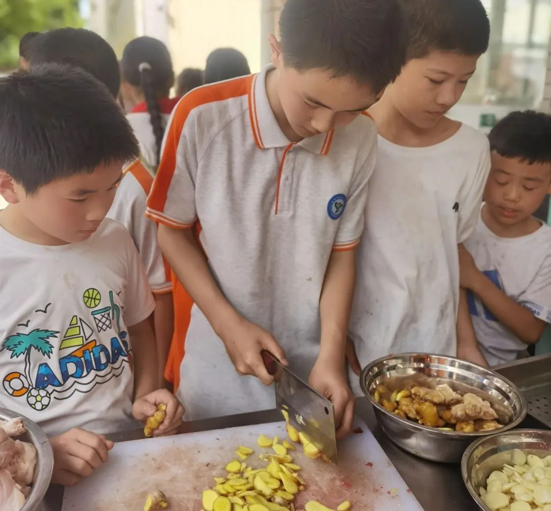 【鸣响 • 实践】崇平小学劳动实践课程“呦呦乐厨”之“烹”出精彩(五) 第27张