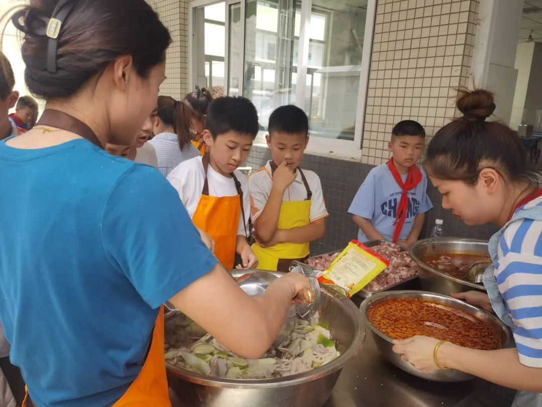 【鸣响 • 实践】崇平小学劳动实践课程“呦呦乐厨”之“烹”出精彩(五) 第6张