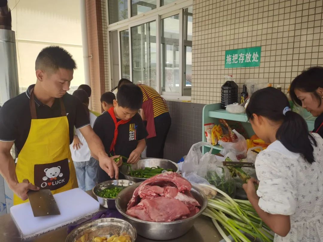 【鸣响 • 实践】崇平小学劳动实践课程“呦呦乐厨”之“烹”出精彩(五) 第45张