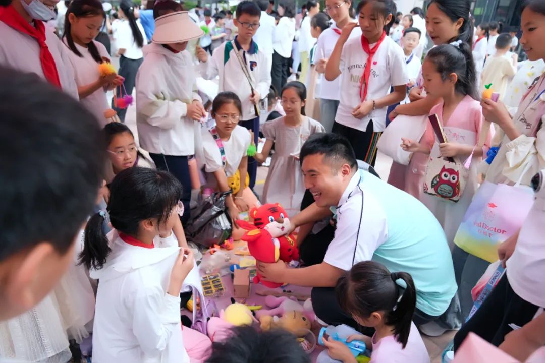 瞧,谁家的小学六一儿童节这样过!——郑州中学第四附属小学第三届爱心义卖暨社团展演活动 第44张