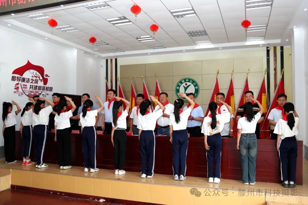 滕州市游泳协会走进羊庄中心小学开展防溺水宣传并向学校捐赠文体用品 第5张