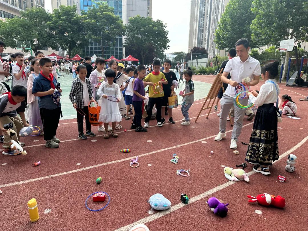 瞧,谁家的小学六一儿童节这样过!——郑州中学第四附属小学第三届爱心义卖暨社团展演活动 第47张