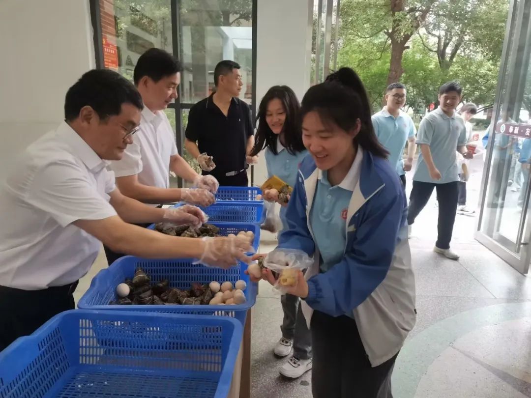 端午遇见高考  祝你一举高“粽” ——襄阳市第三十六中学开展赠送粽子助力高考活动 第8张