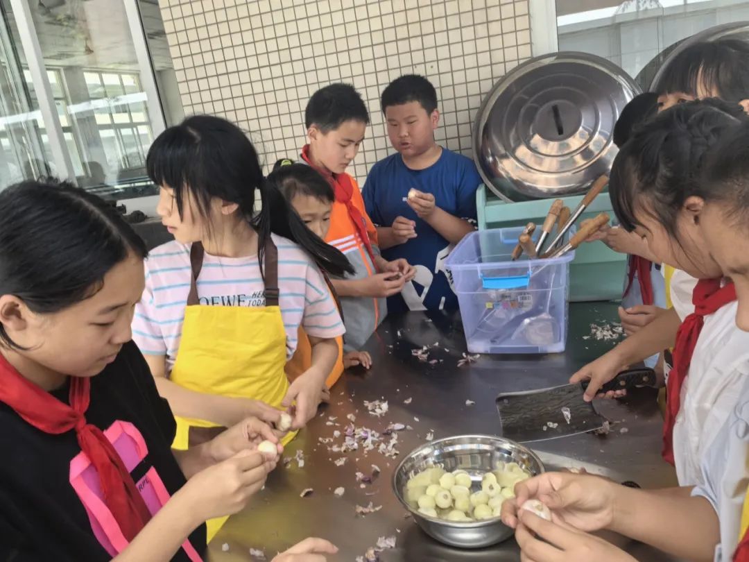 【鸣响 • 实践】崇平小学劳动实践课程“呦呦乐厨”之“烹”出精彩(五) 第5张