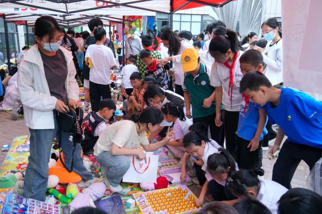 瞧,谁家的小学六一儿童节这样过!——郑州中学第四附属小学第三届爱心义卖暨社团展演活动 第32张