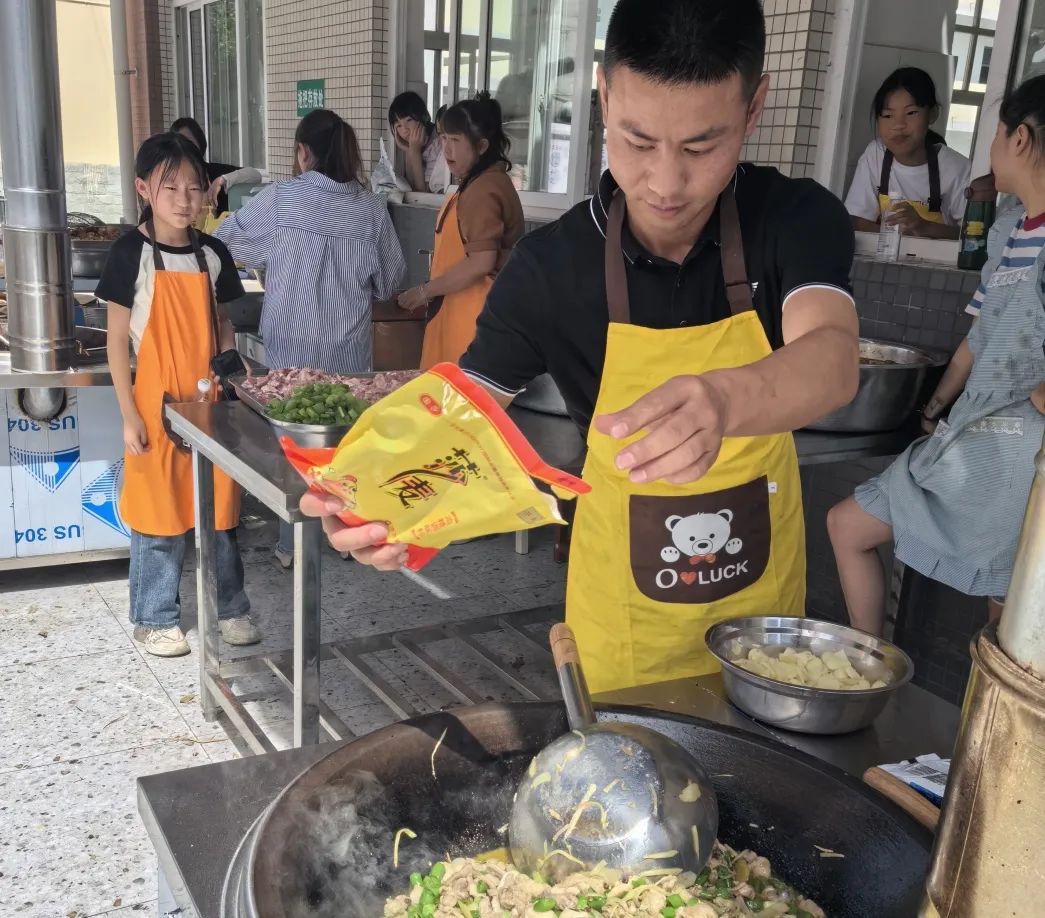 【鸣响 • 实践】崇平小学劳动实践课程“呦呦乐厨”之“烹”出精彩(五) 第68张