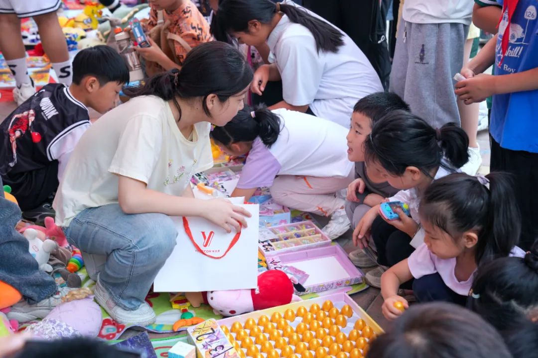 瞧,谁家的小学六一儿童节这样过!——郑州中学第四附属小学第三届爱心义卖暨社团展演活动 第33张