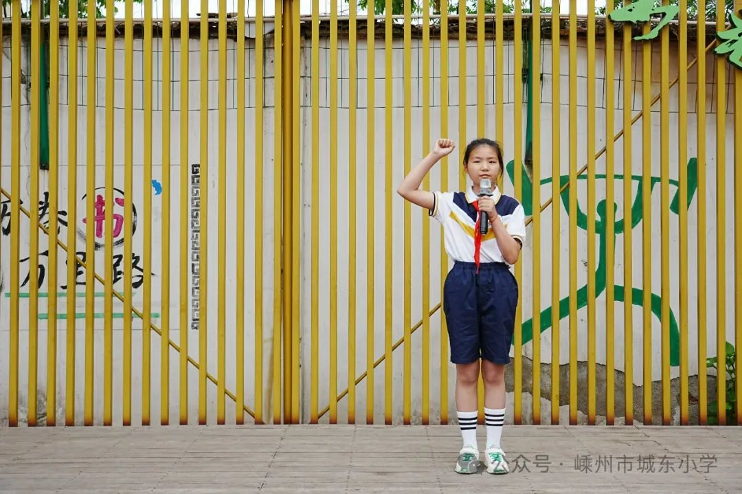 【城东小学·少先队】红领巾爱祖国  争做时代好队友——城东小学一年级分批入队仪式 第17张