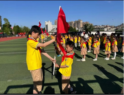 红领巾爱祖国——景德镇市第五小学少先队新队员入队仪式 第8张