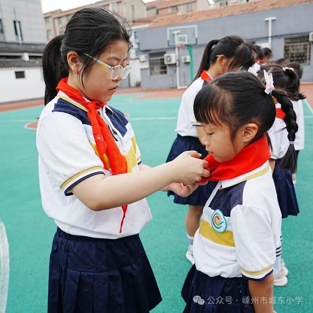 【城东小学·少先队】红领巾爱祖国  争做时代好队友——城东小学一年级分批入队仪式 第12张