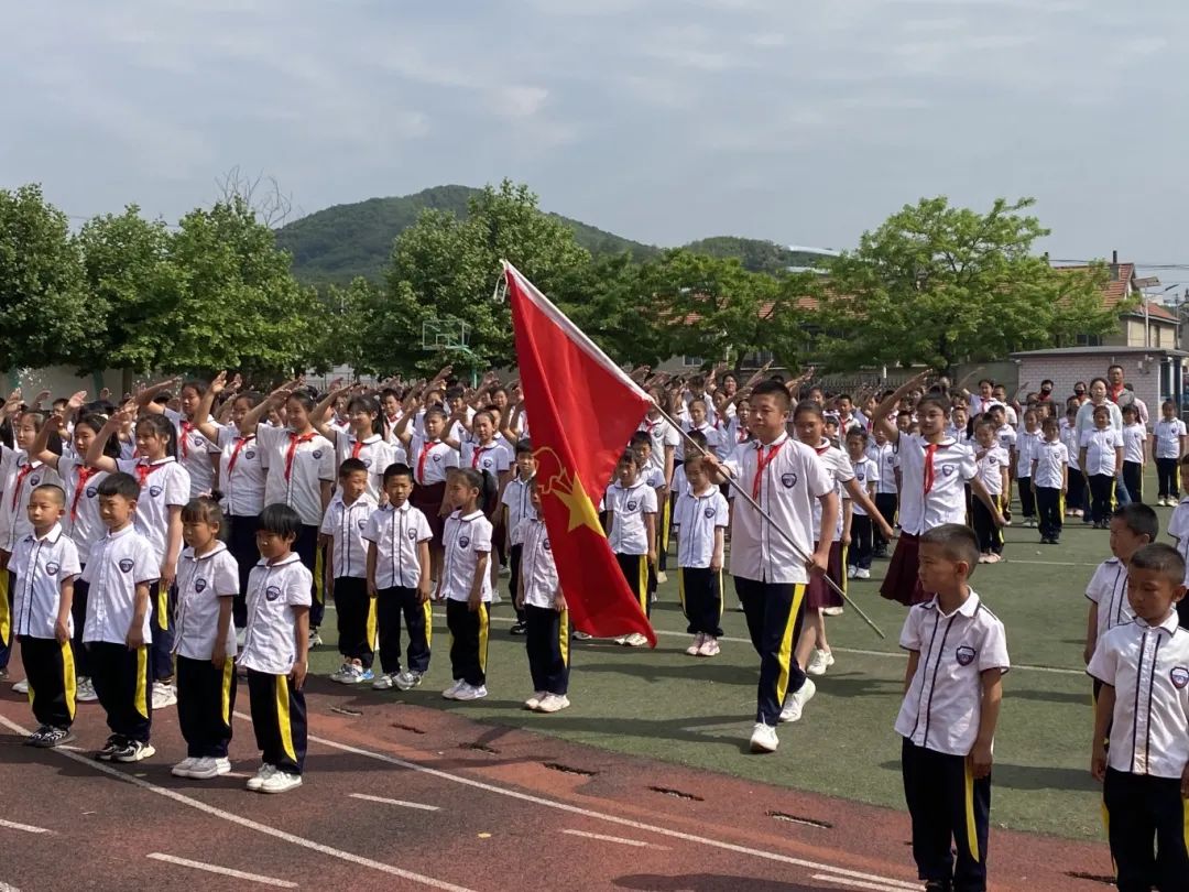 三十里堡小学(一小校区)“童心筑梦  共绘未来”主题大队会暨庆六一百米共绘活动 第3张