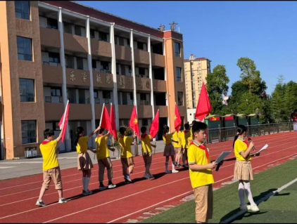 红领巾爱祖国——景德镇市第五小学少先队新队员入队仪式 第12张