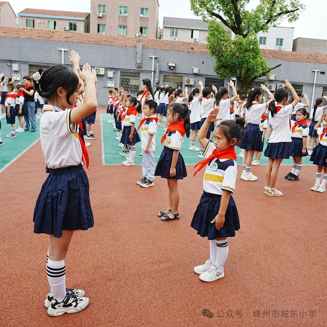 【城东小学·少先队】红领巾爱祖国  争做时代好队友——城东小学一年级分批入队仪式 第15张