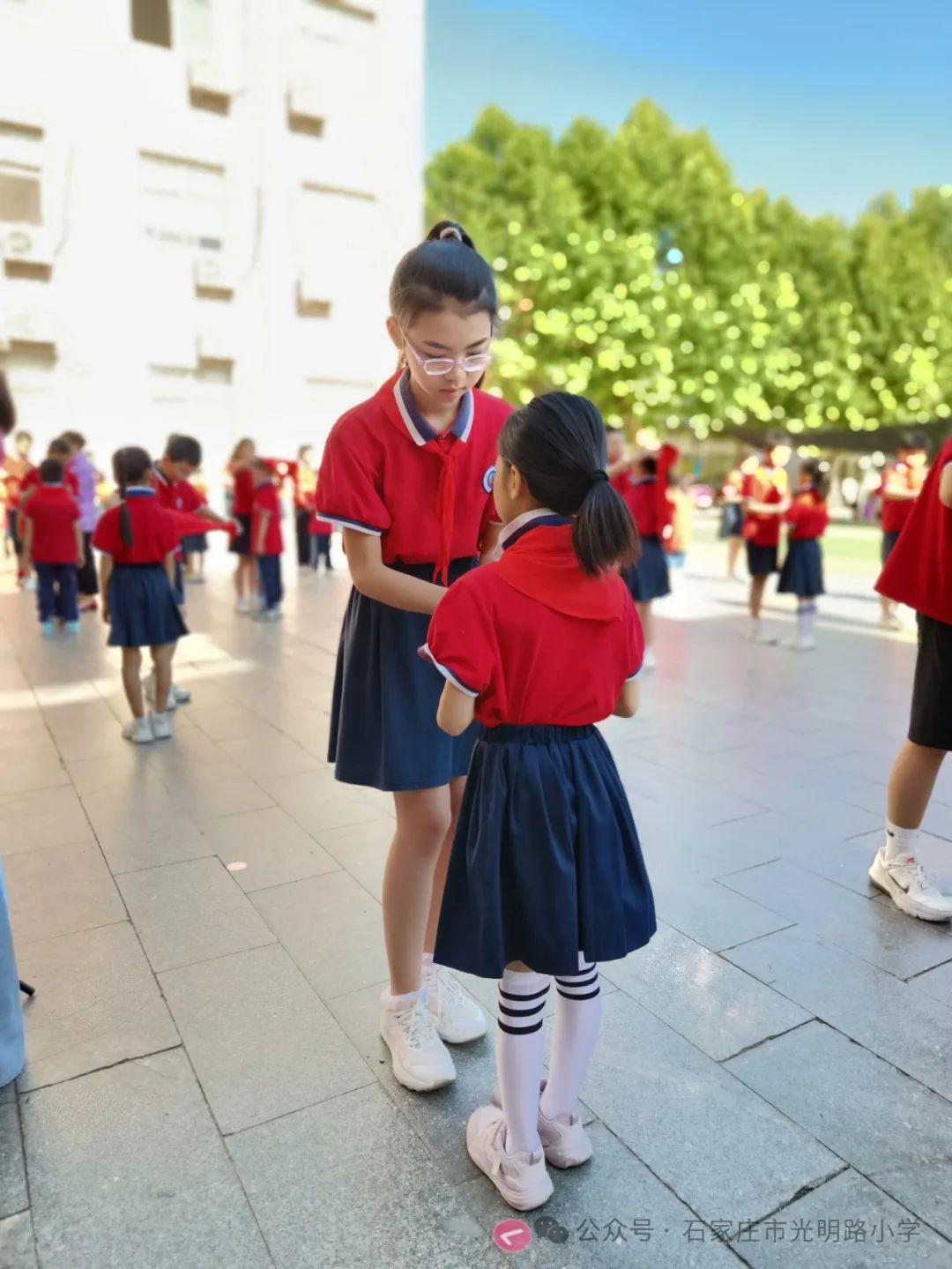 【光明路小学·少先队】红领巾爱祖国 争做新时代好队员——一年级新队员入队仪式 第5张