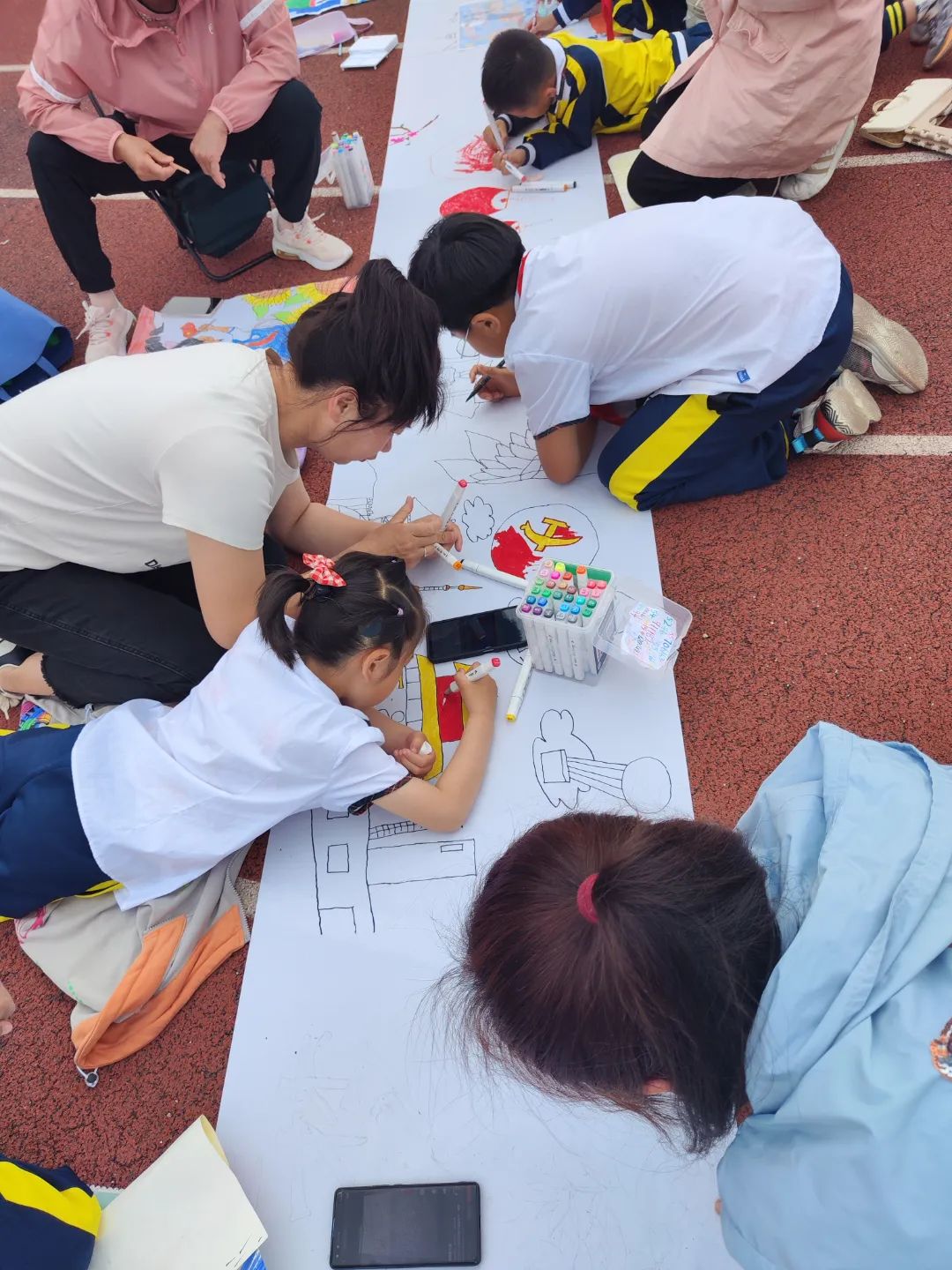 三十里堡小学(一小校区)“童心筑梦  共绘未来”主题大队会暨庆六一百米共绘活动 第51张