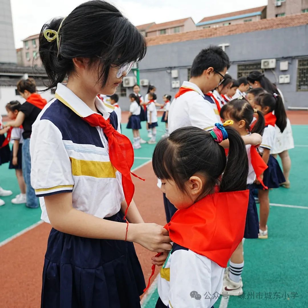 【城东小学·少先队】红领巾爱祖国  争做时代好队友——城东小学一年级分批入队仪式 第14张