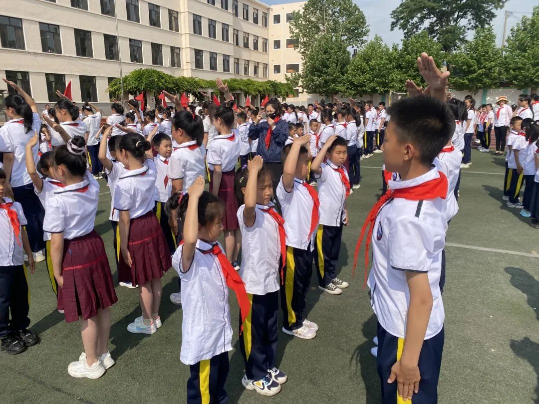 三十里堡小学(一小校区)“童心筑梦  共绘未来”主题大队会暨庆六一百米共绘活动 第18张