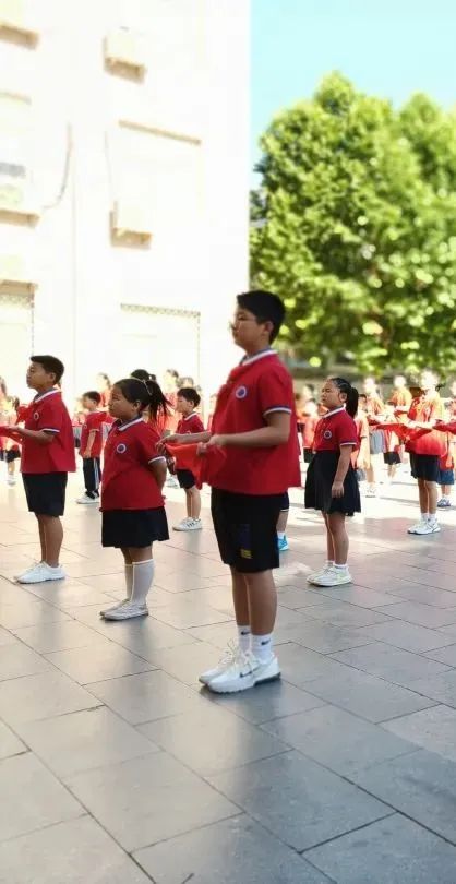 【光明路小学·少先队】红领巾爱祖国 争做新时代好队员——一年级新队员入队仪式 第1张