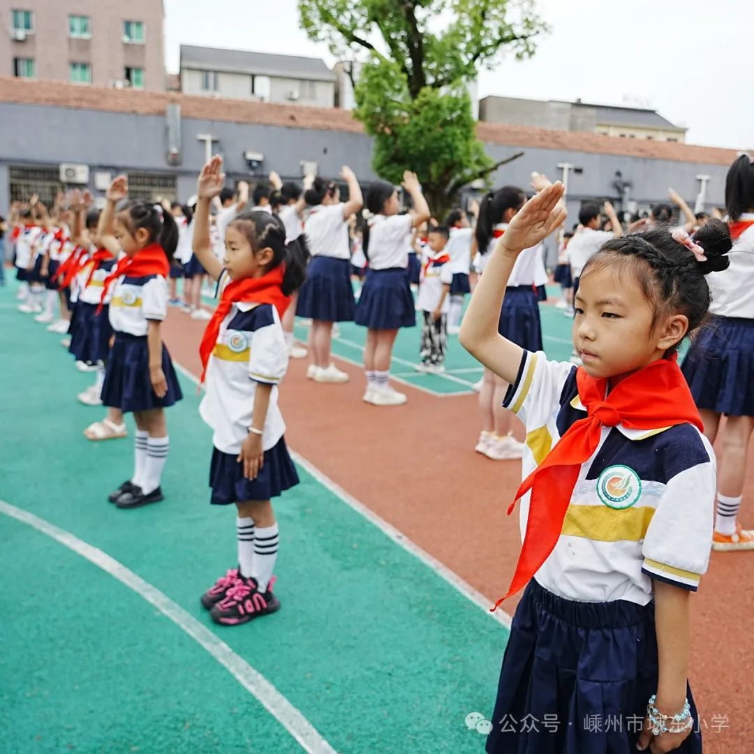 【城东小学·少先队】红领巾爱祖国  争做时代好队友——城东小学一年级分批入队仪式 第16张