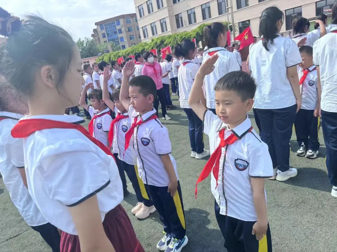 三十里堡小学(一小校区)“童心筑梦  共绘未来”主题大队会暨庆六一百米共绘活动 第17张