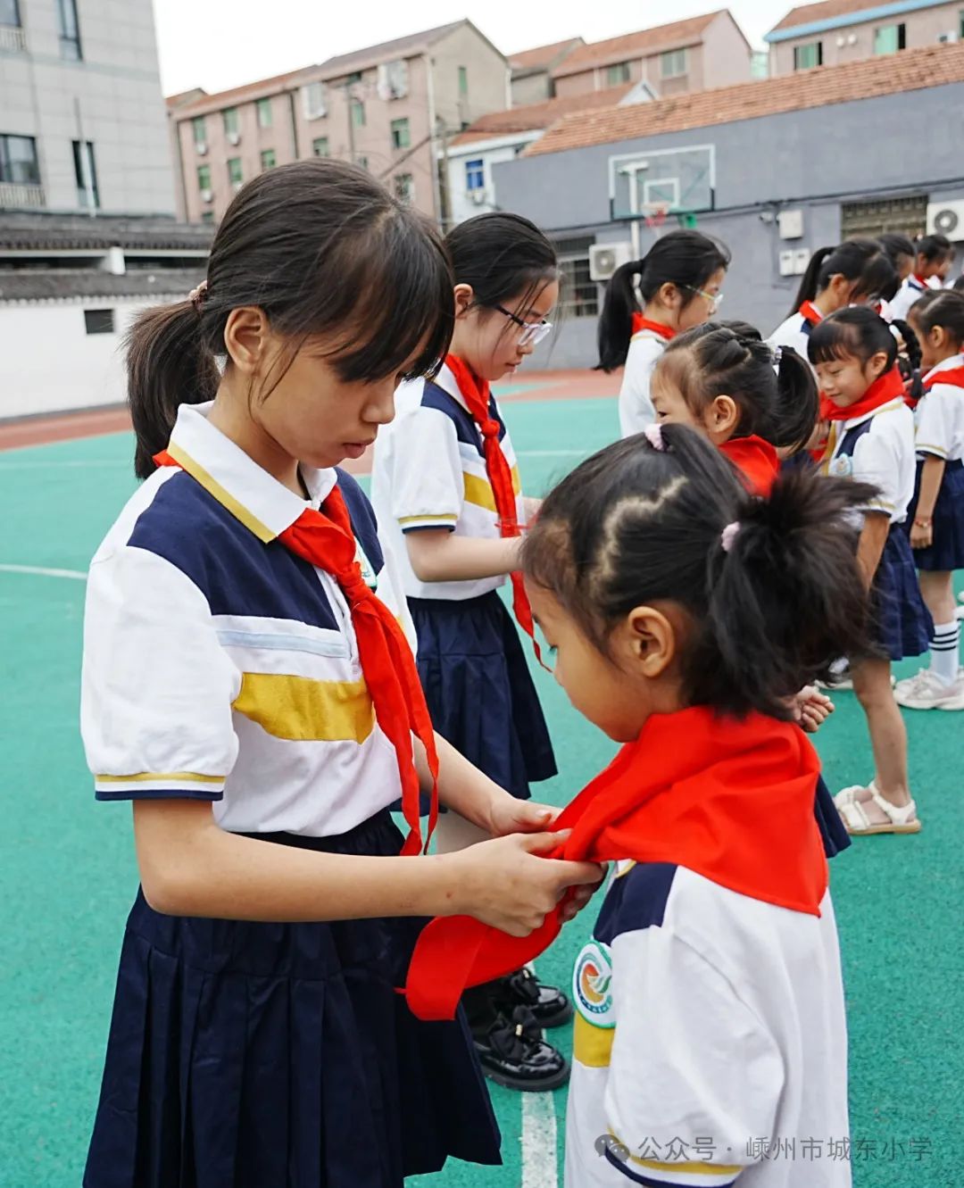 【城东小学·少先队】红领巾爱祖国  争做时代好队友——城东小学一年级分批入队仪式 第13张