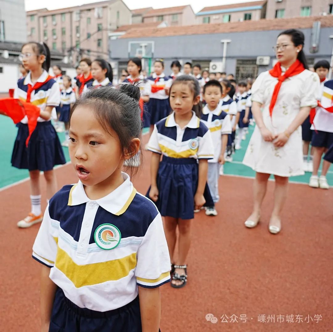 【城东小学·少先队】红领巾爱祖国  争做时代好队友——城东小学一年级分批入队仪式 第6张