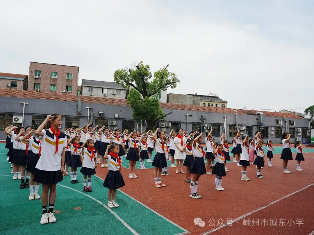 【城东小学·少先队】红领巾爱祖国  争做时代好队友——城东小学一年级分批入队仪式 第26张