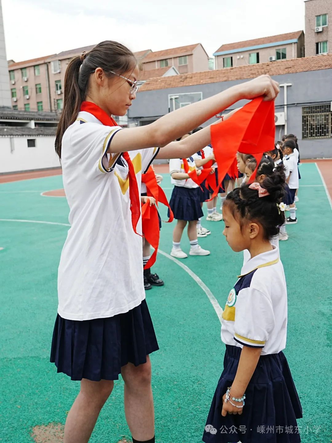 【城东小学·少先队】红领巾爱祖国  争做时代好队友——城东小学一年级分批入队仪式 第11张