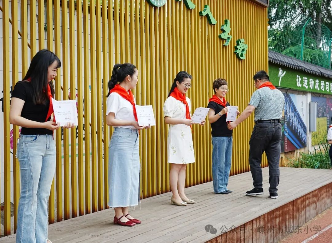 【城东小学·少先队】红领巾爱祖国  争做时代好队友——城东小学一年级分批入队仪式 第19张