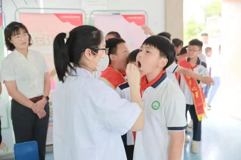 护航成长,与爱童行——月湖小学“学习之星”颁奖典礼暨浙商银行爱心公益庆六一、镇领导莅临我校进行“六一”慰问系列活动 第13张