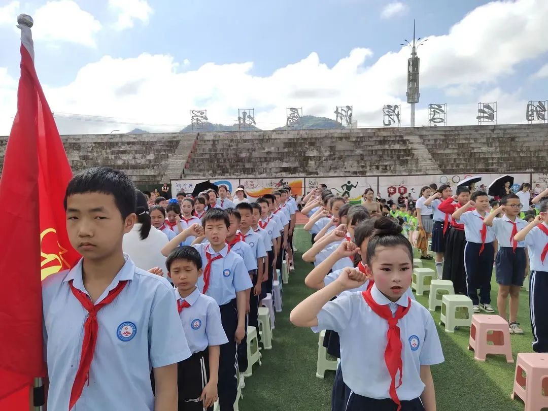 铜仁市第二十小学(学院附小)“红领巾爱祖国”新队员入队暨“六一”文艺汇演主题活动 第43张