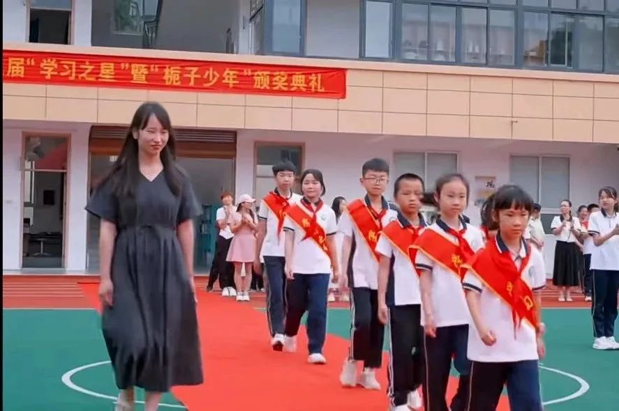 护航成长,与爱童行——月湖小学“学习之星”颁奖典礼暨浙商银行爱心公益庆六一、镇领导莅临我校进行“六一”慰问系列活动 第5张