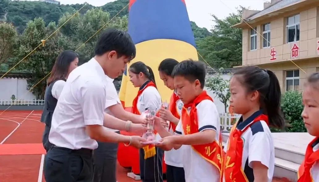 护航成长,与爱童行——月湖小学“学习之星”颁奖典礼暨浙商银行爱心公益庆六一、镇领导莅临我校进行“六一”慰问系列活动 第8张