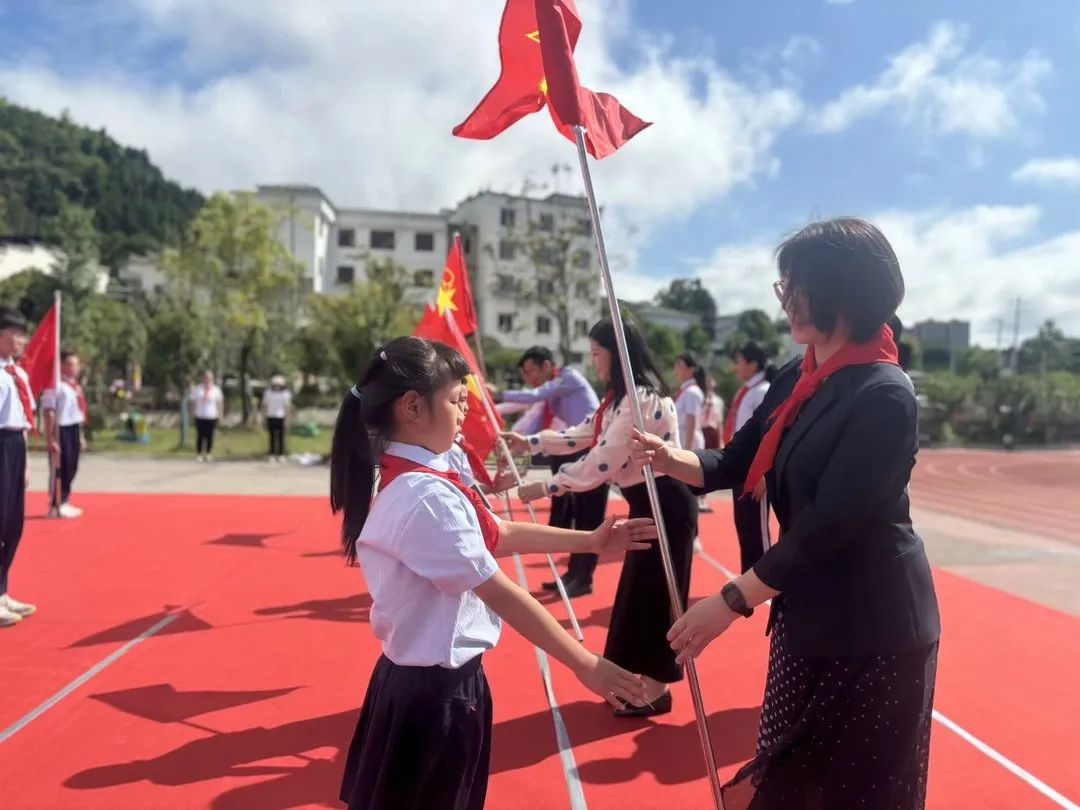 铜仁市第二十小学(学院附小)“红领巾爱祖国”新队员入队暨“六一”文艺汇演主题活动 第59张