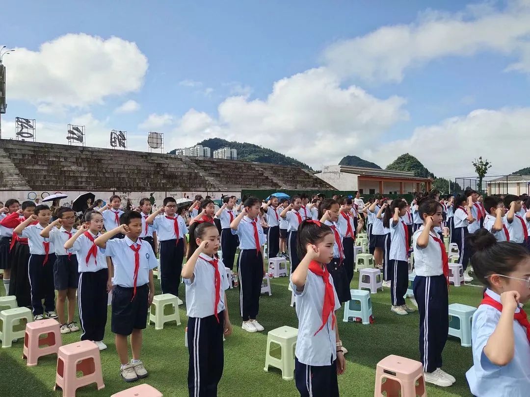 铜仁市第二十小学(学院附小)“红领巾爱祖国”新队员入队暨“六一”文艺汇演主题活动 第44张