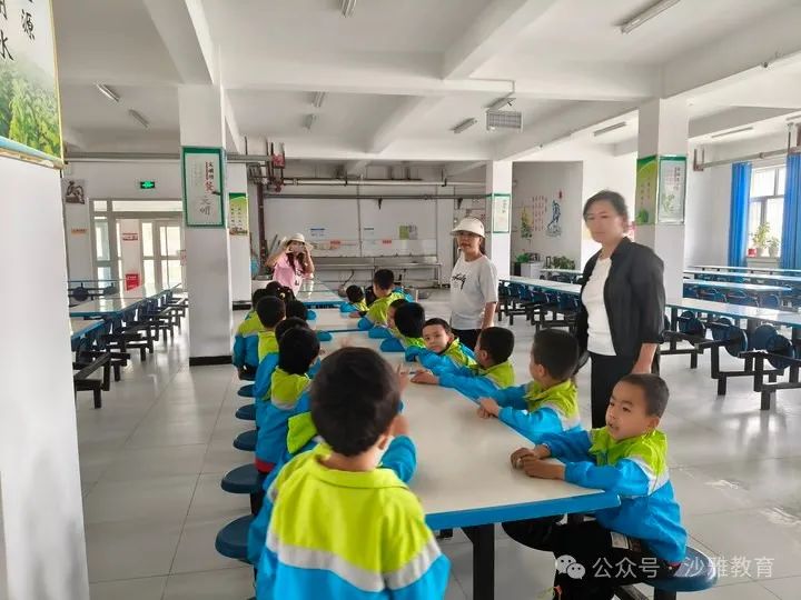 参观小学初体验  幼小衔接零距离——沙雅县海楼镇中心幼儿园组织大班幼儿走进沙雅县海楼镇中心校开启参观小学之旅 第2张