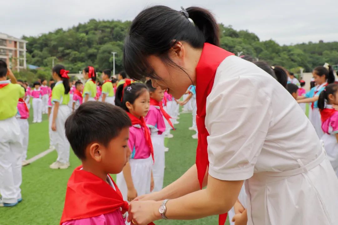 红领巾爱祖国 ——赣州市红旗大道第二小学少先队新队员入队仪式 第27张