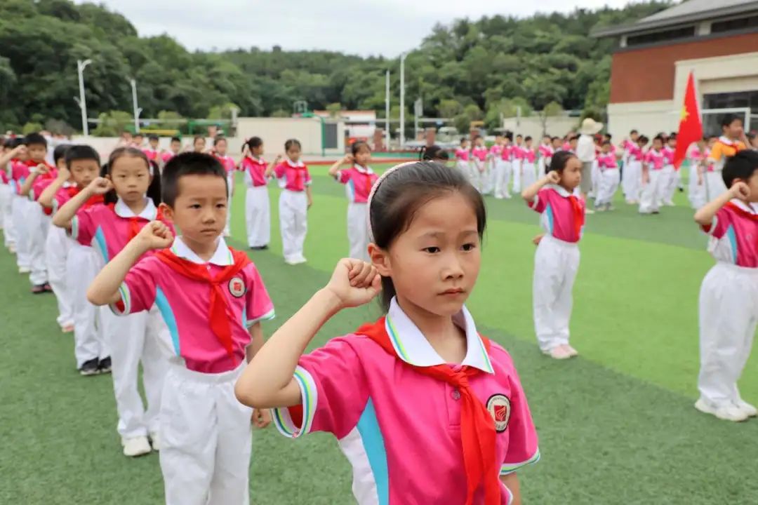 红领巾爱祖国 ——赣州市红旗大道第二小学少先队新队员入队仪式 第36张